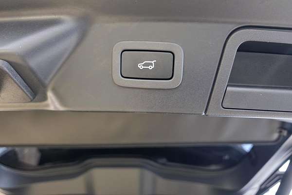 2019 Land Rover Range Rover Velar P250 SE L560