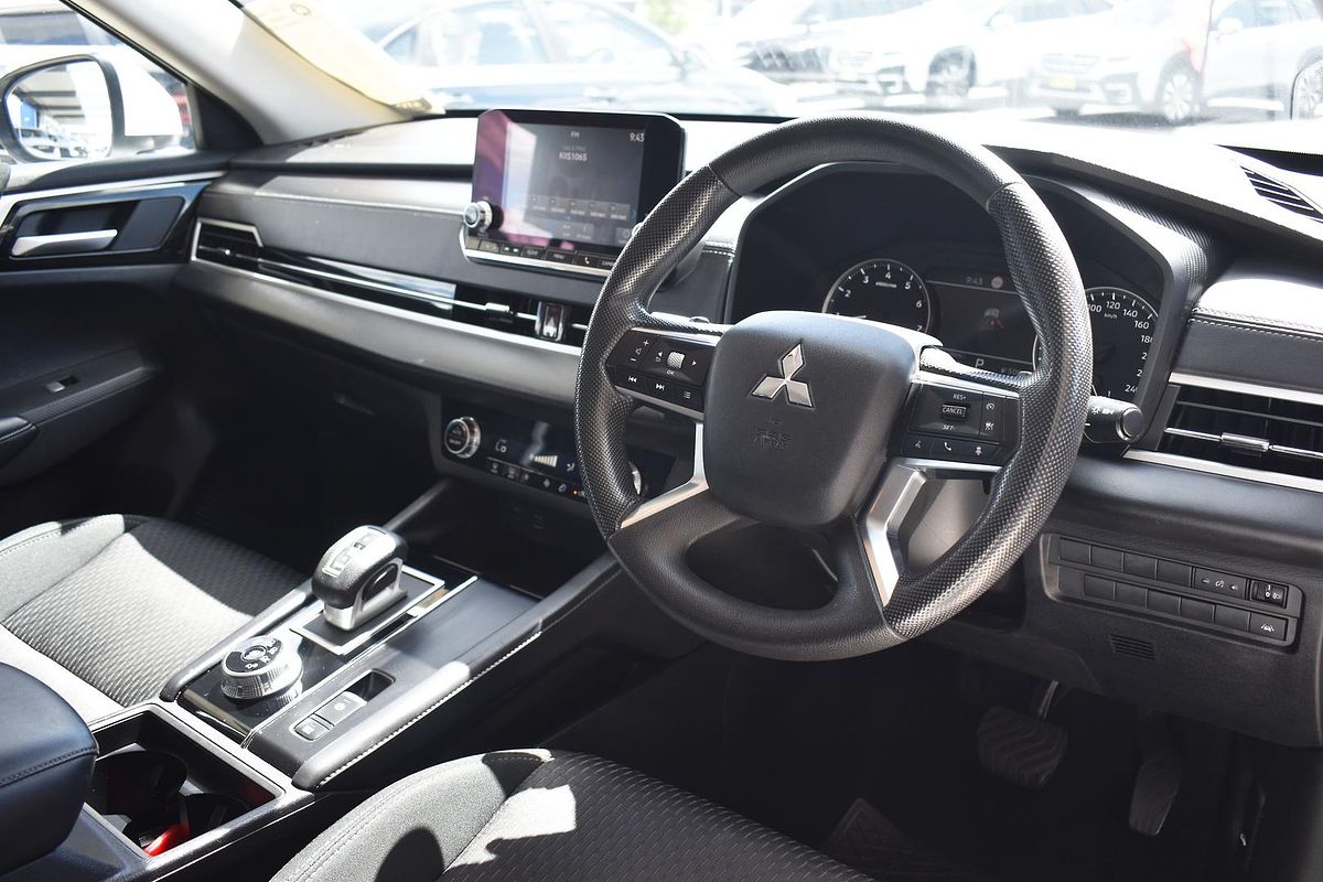 2023 Mitsubishi Outlander ES ZM