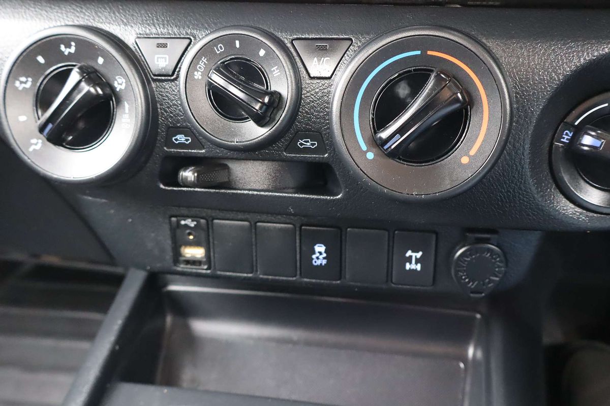 2017 Toyota Hilux SR GUN126R 4X4