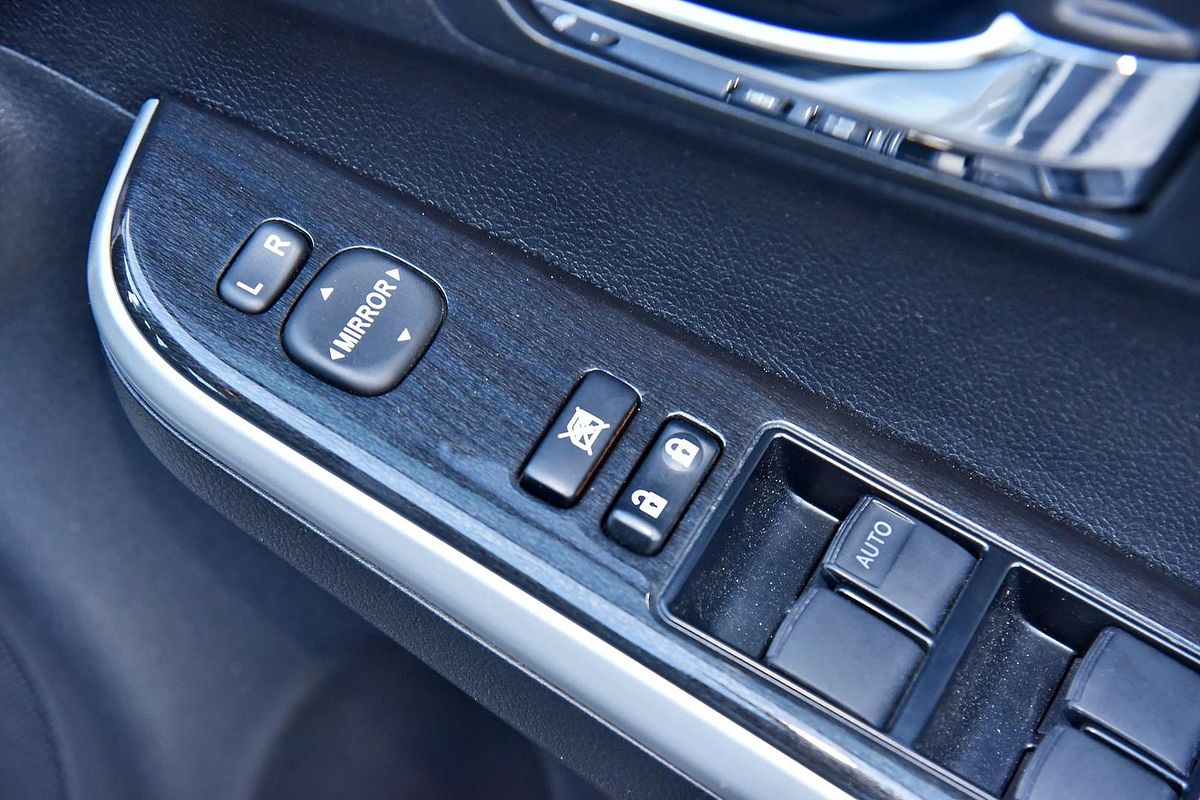 2016 Toyota Camry ATARA SL ASV50R MY16