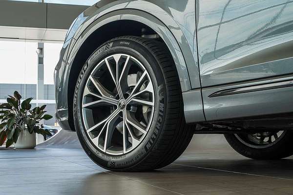 2022 Audi Q8 55 TFSI S line F1