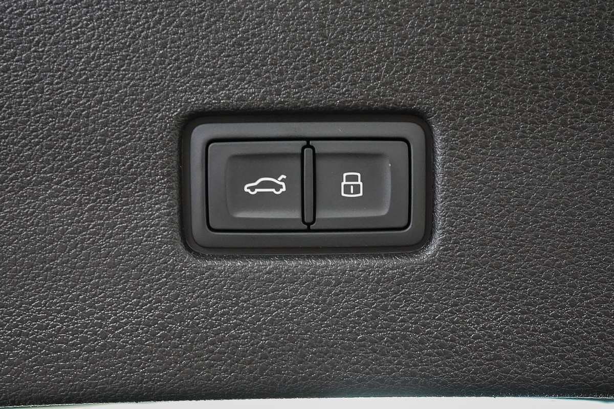 2022 Audi Q8 55 TFSI S line F1