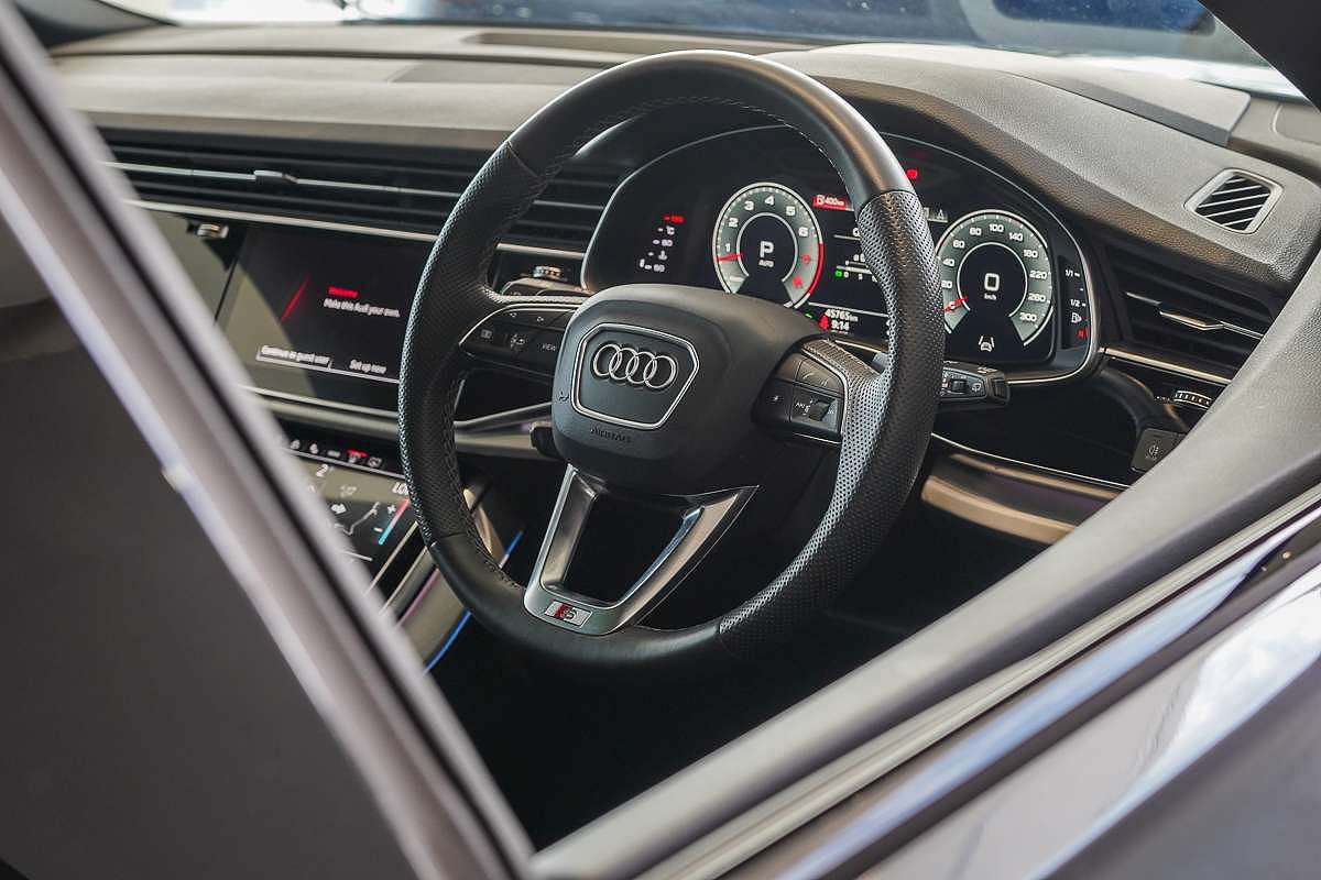 2022 Audi Q8 55 TFSI S line F1