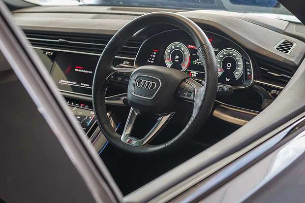 2022 Audi Q8 55 TFSI S line F1