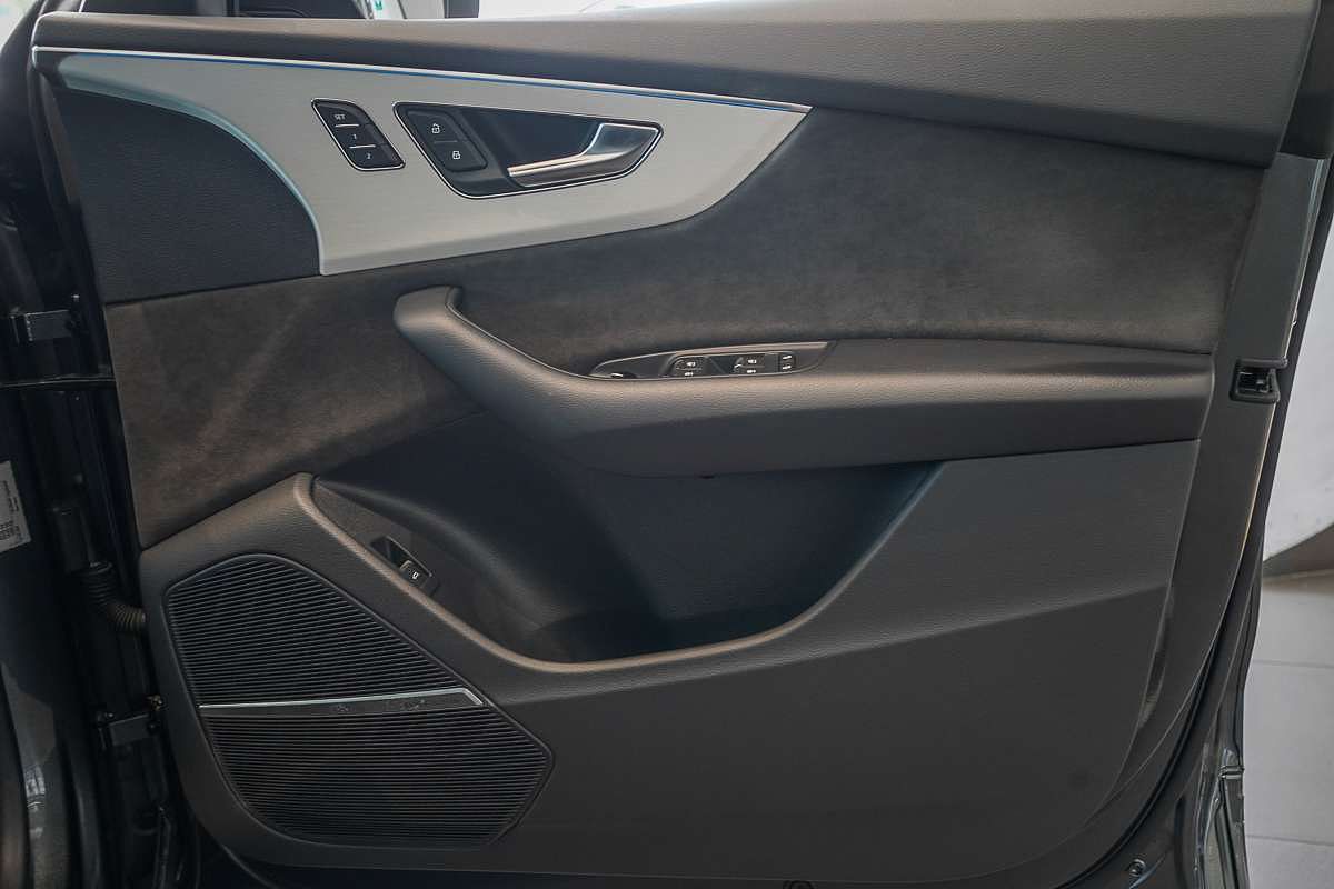 2022 Audi Q8 55 TFSI S line F1