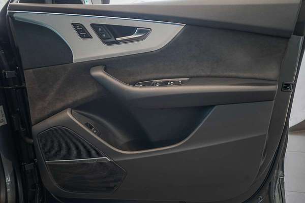 2022 Audi Q8 55 TFSI S line F1