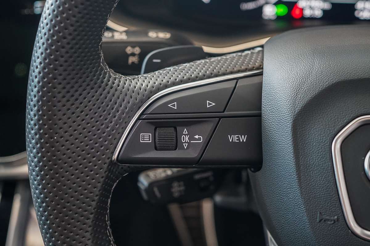 2022 Audi Q8 55 TFSI S line F1