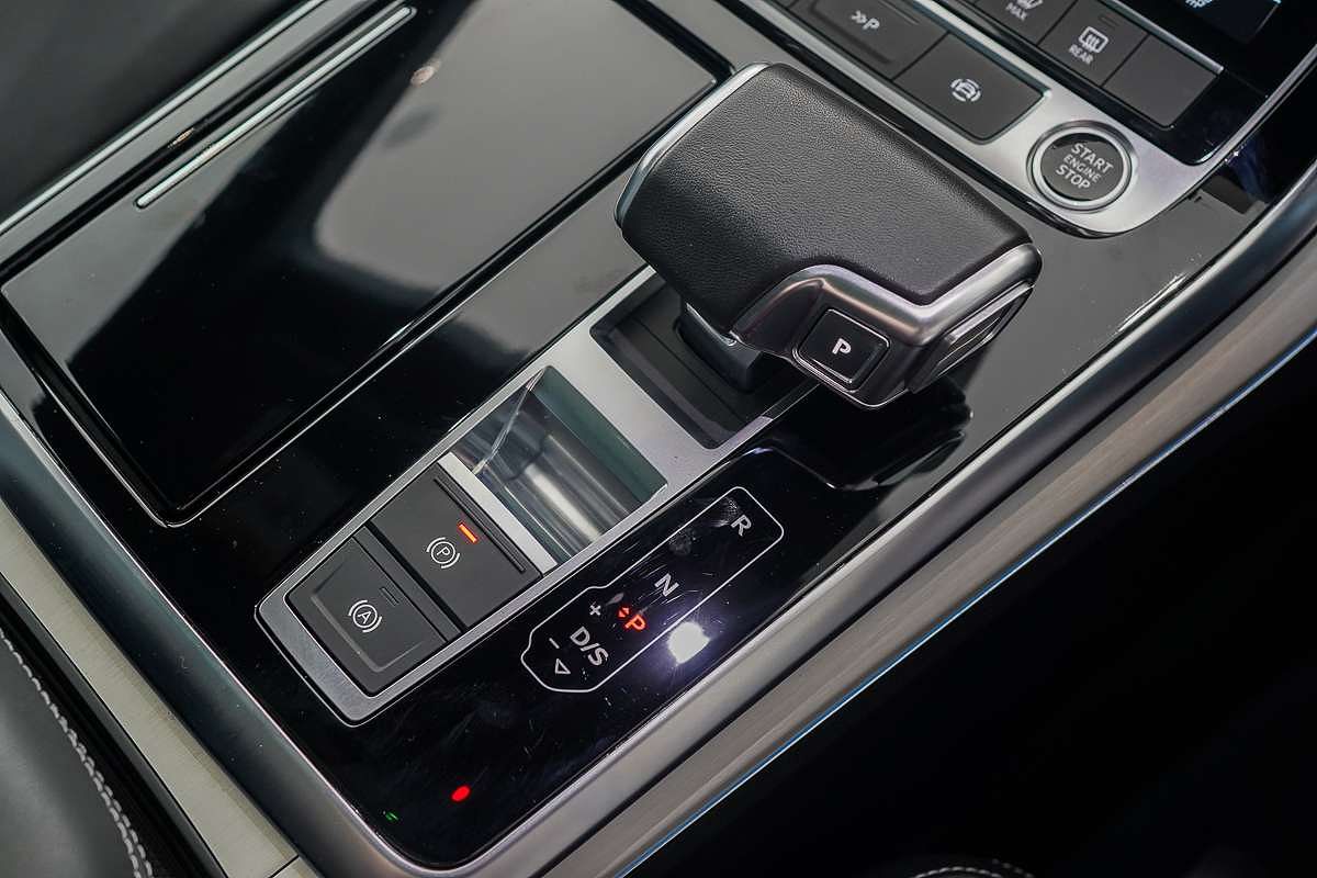 2022 Audi Q8 55 TFSI S line F1