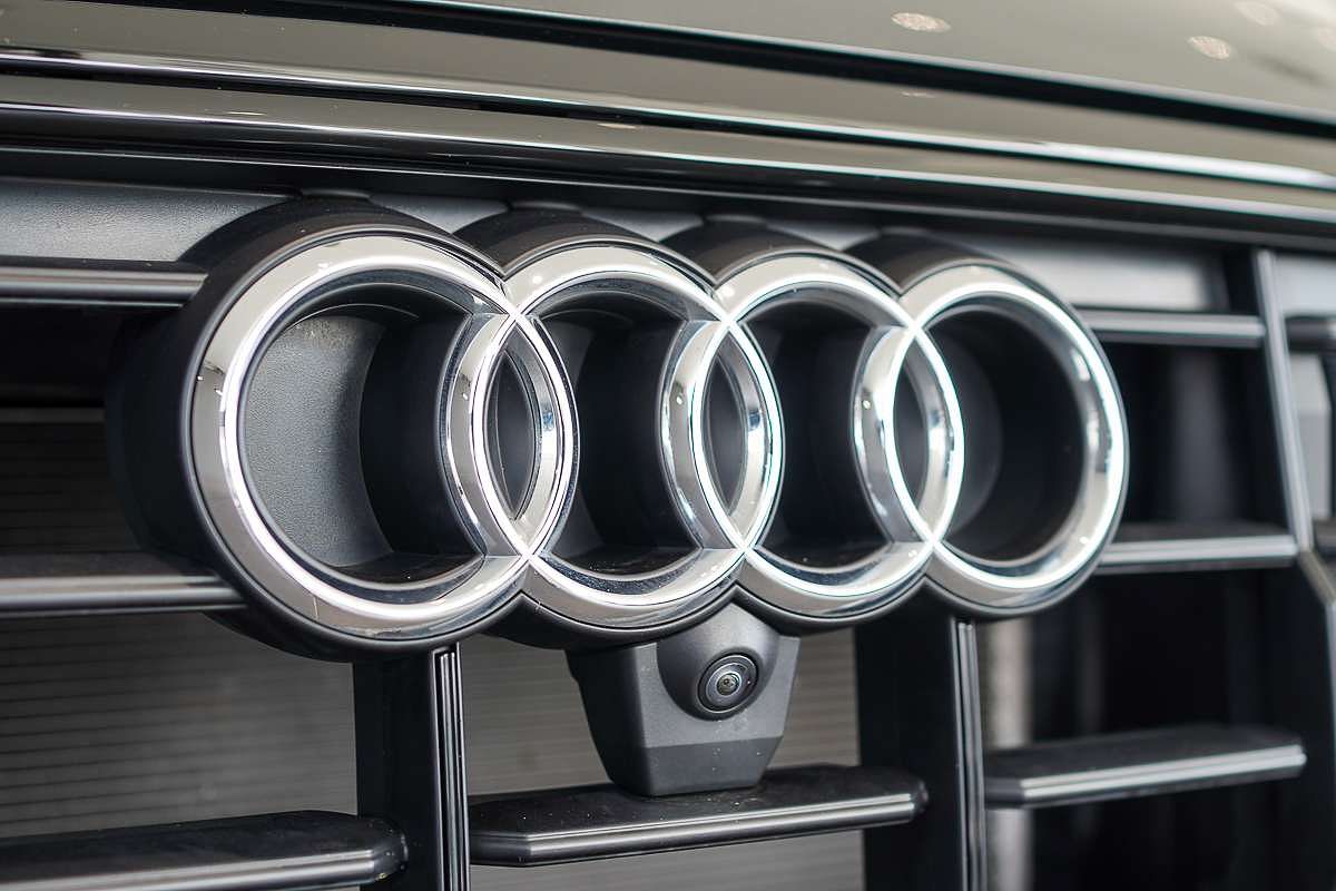 2022 Audi Q8 55 TFSI S line F1