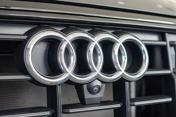 2022 Audi Q8 55 TFSI S line F1