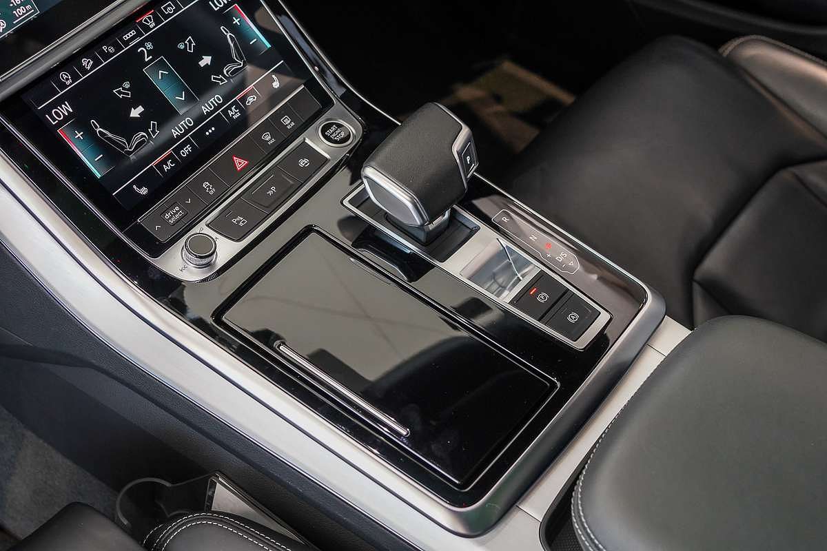 2022 Audi Q8 55 TFSI S line F1