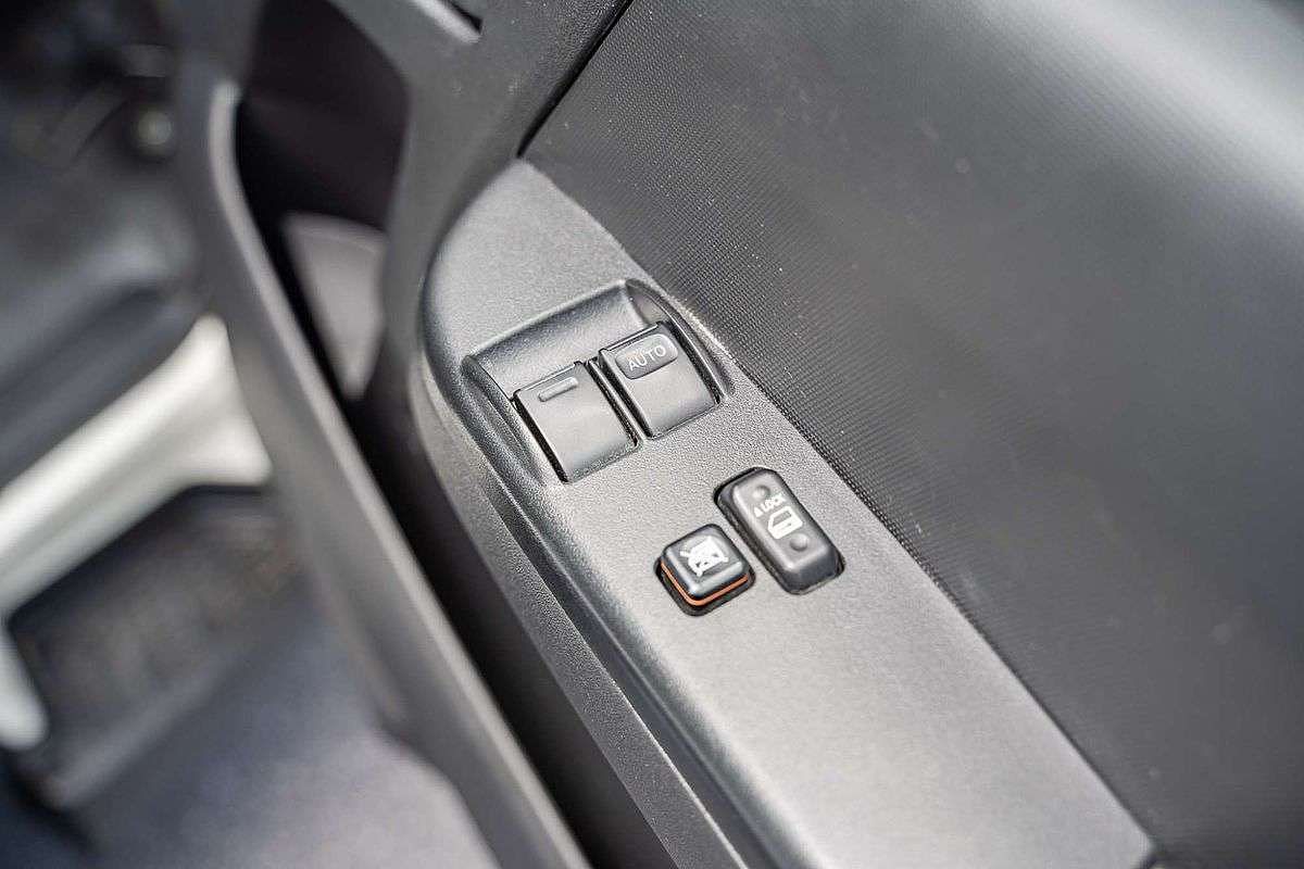 2014 Toyota Hiace Commuter TRH223R ELWB High Roof