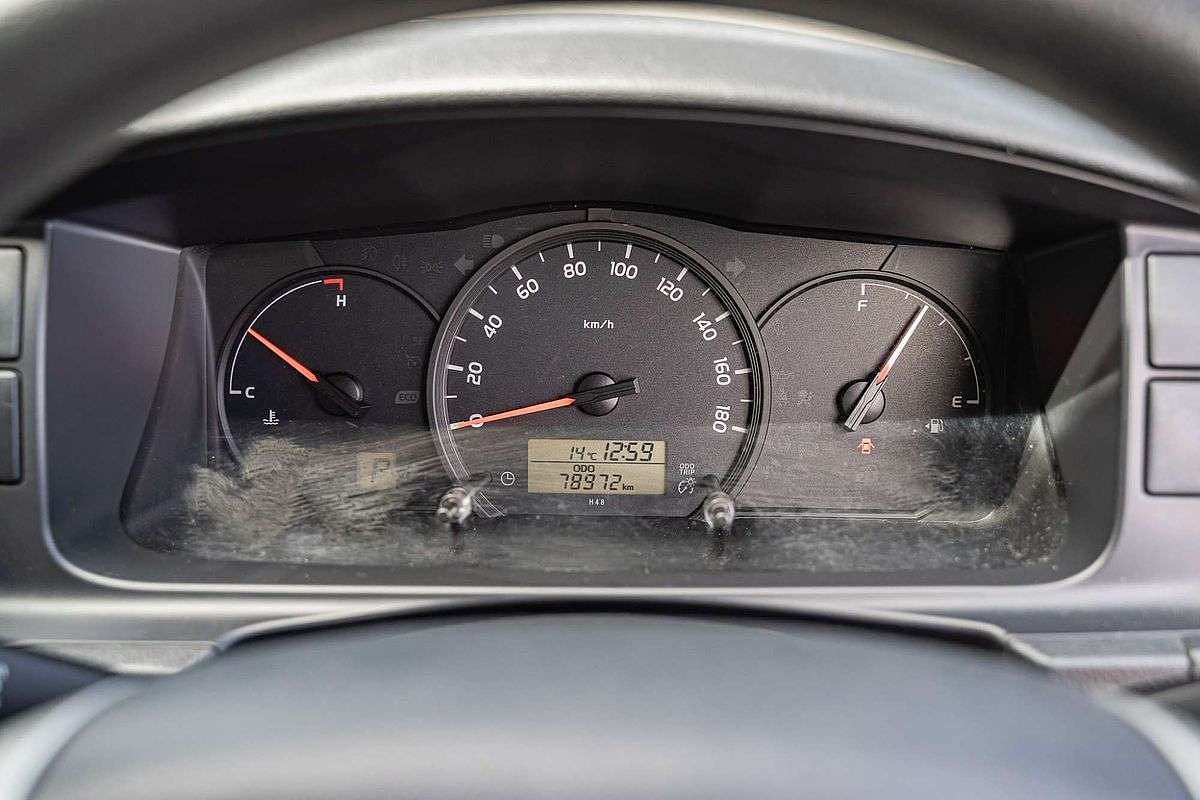 2014 Toyota Hiace Commuter TRH223R ELWB High Roof