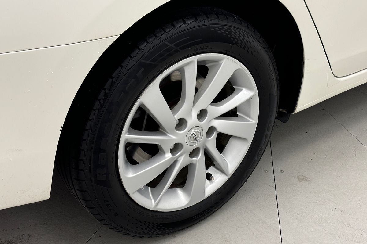 2014 Nissan Pulsar ST B17