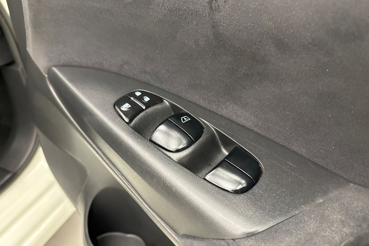 2014 Nissan Pulsar ST B17