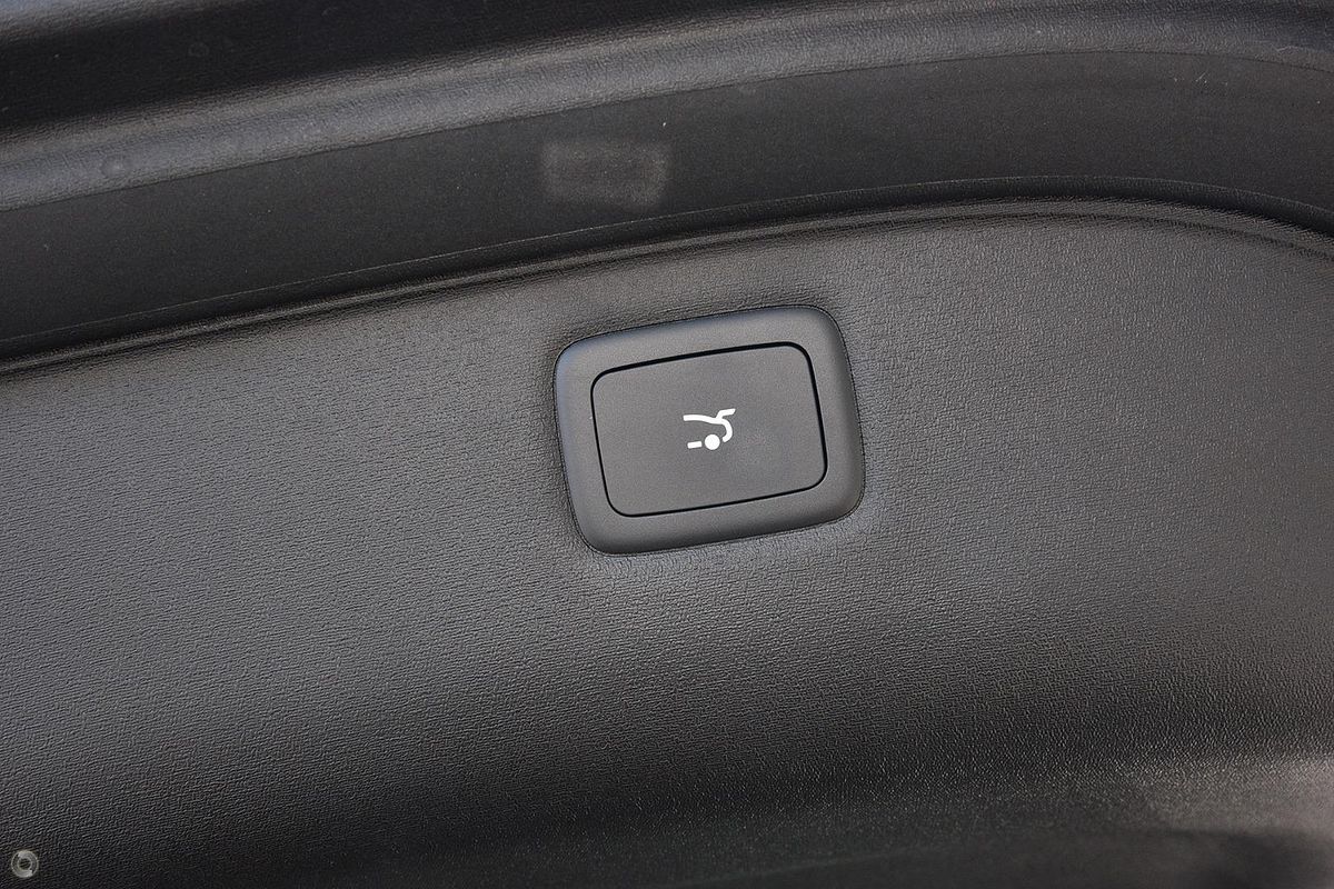 2025 MG IM6 Platinum S12L