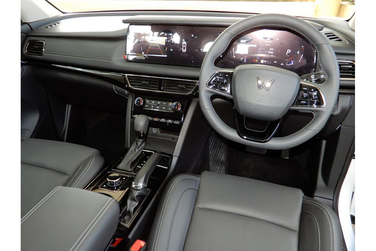 2025 Mahindra XUV700 AX7L