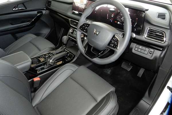 2025 Mahindra XUV700 AX7L