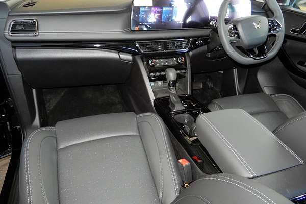 2025 Mahindra XUV700 AX7L