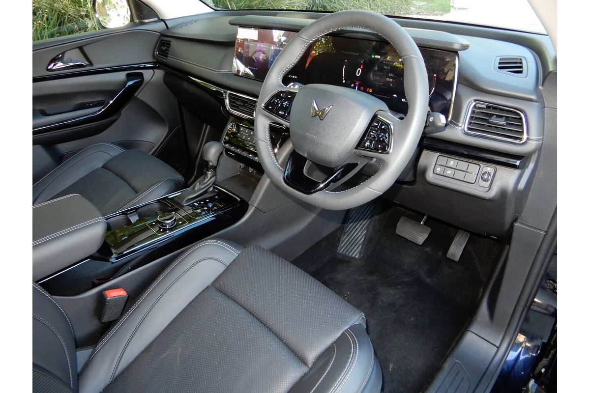 2025 Mahindra XUV700 AX7L