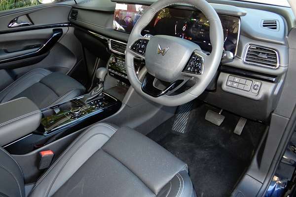 2025 Mahindra XUV700 AX7L