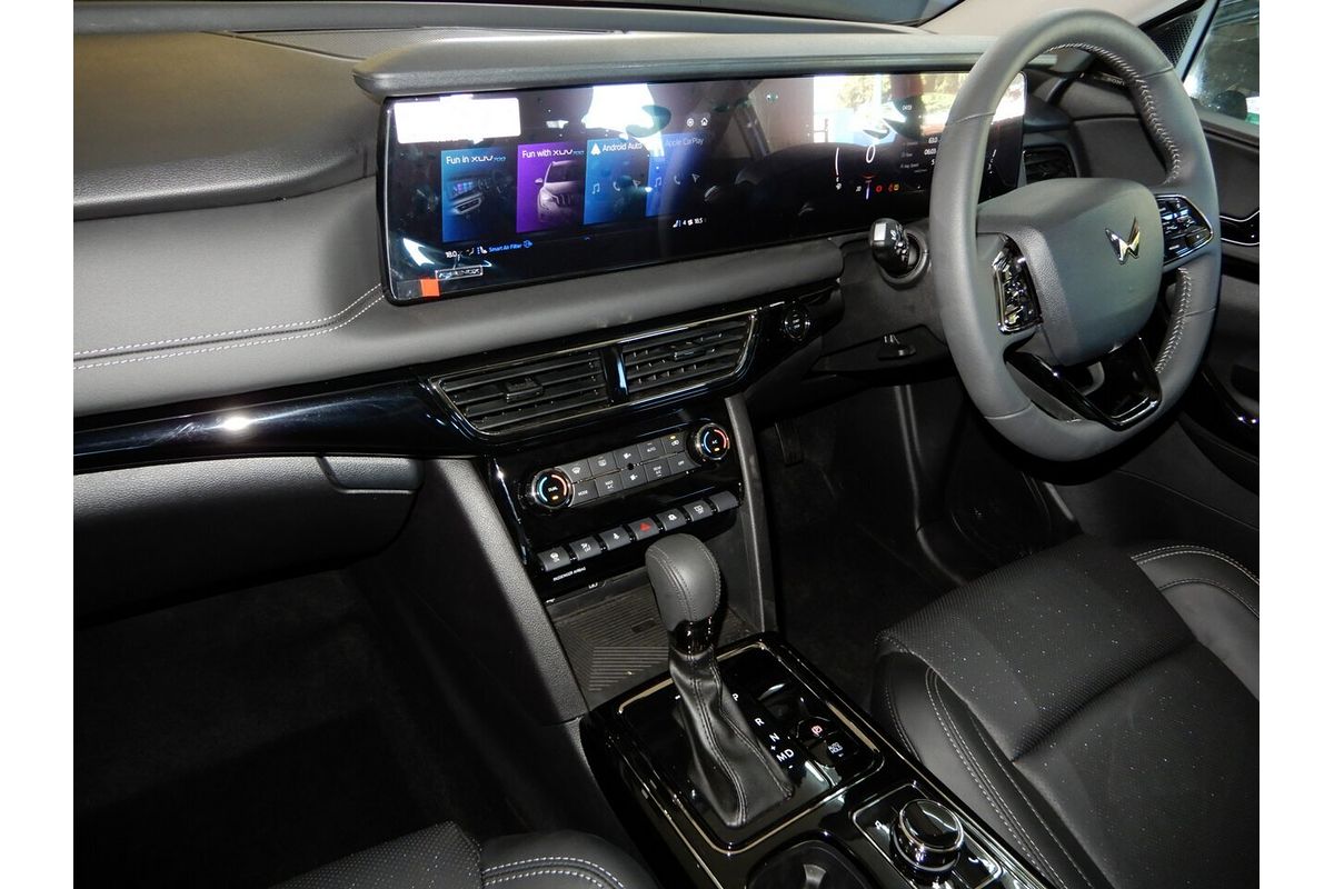 2025 Mahindra XUV700 AX7L