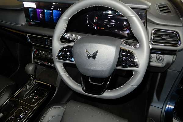 2025 Mahindra XUV700 AX7L