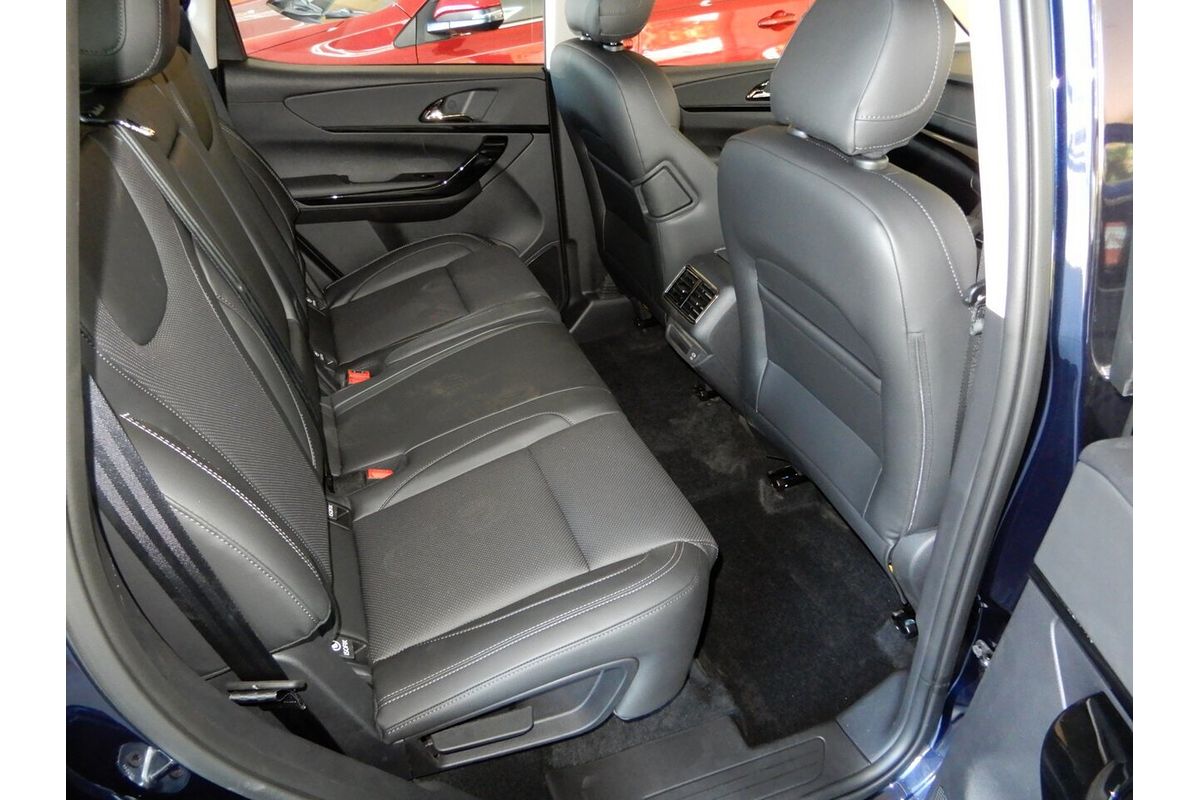 2025 Mahindra XUV700 AX7L