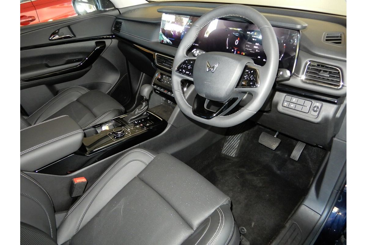 2025 Mahindra XUV700 AX7L