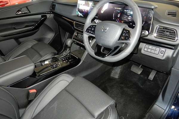 2025 Mahindra XUV700 AX7L