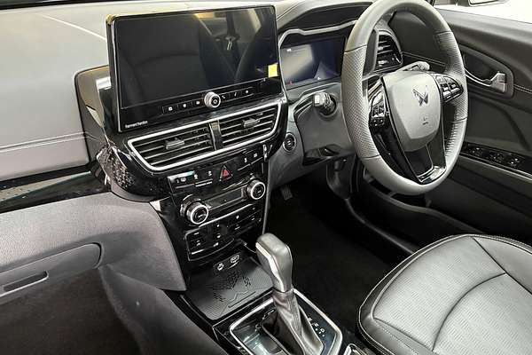 2025 Mahindra XUV 3XO AX7L