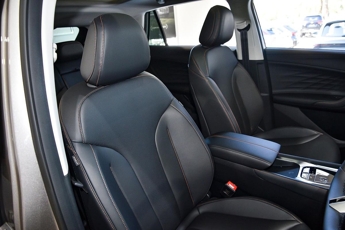 2025 MG HS Essence AS33