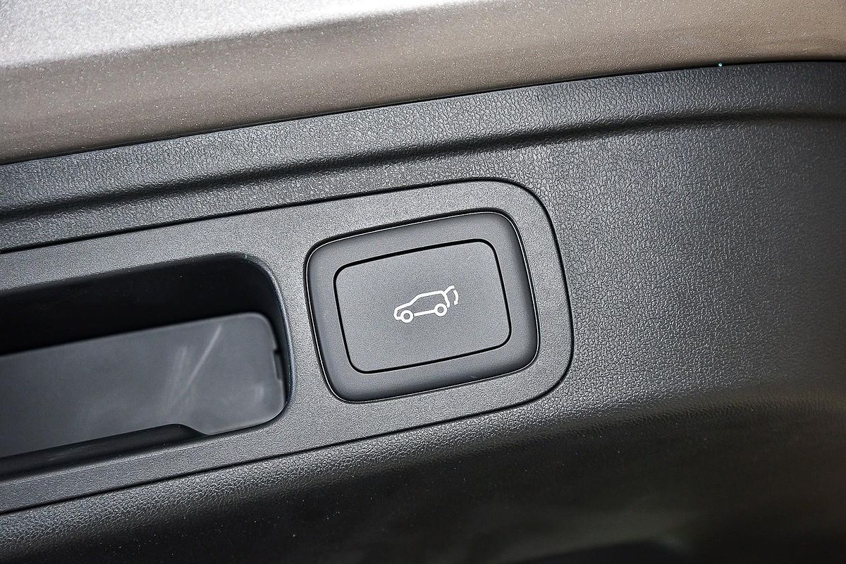 2025 MG HS Essence AS33