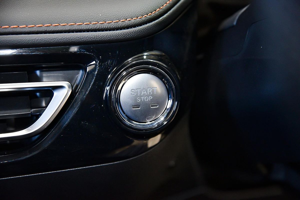 2025 MG HS Essence AS33