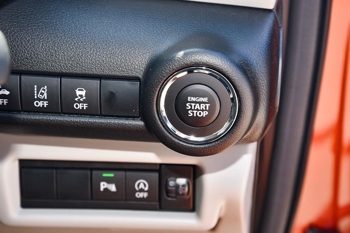 2025 Suzuki Swift Hybrid GLX UZ