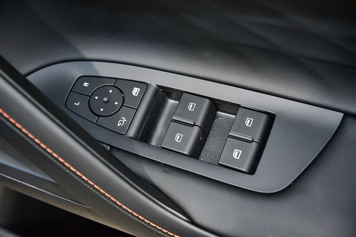 2025 MG HS Essence AS33