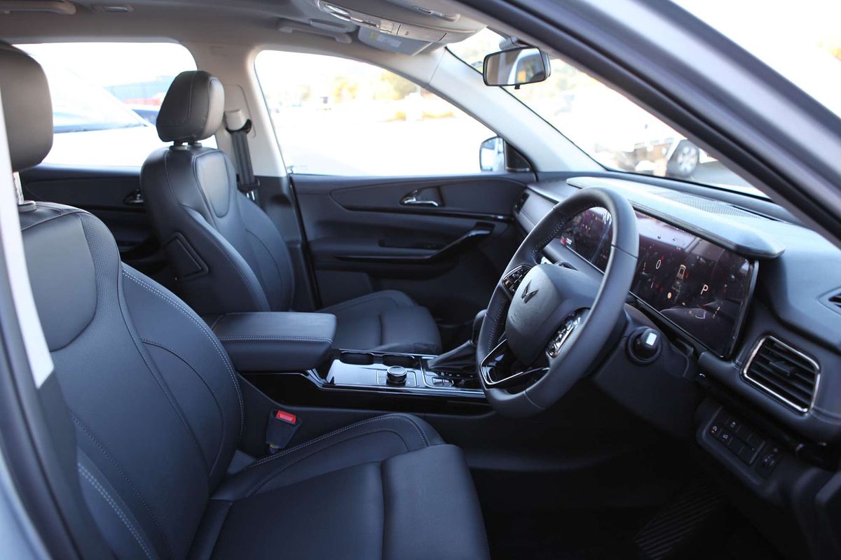 2025 Mahindra XUV700 AX7L