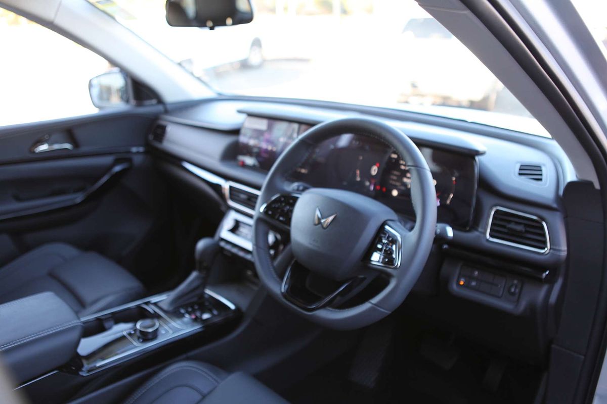 2025 Mahindra XUV700 AX7L