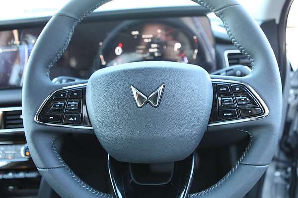 2025 Mahindra XUV700 AX7L