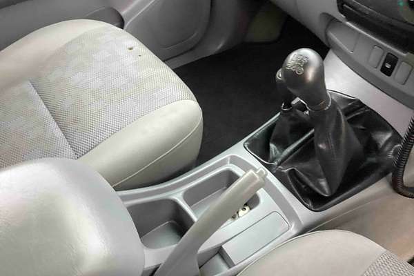 2005 Toyota Hilux SR GGN25R 4X4