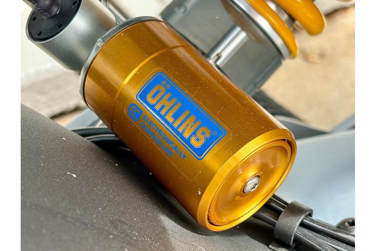 2025 Moto Guzzi V100 Mandello V100