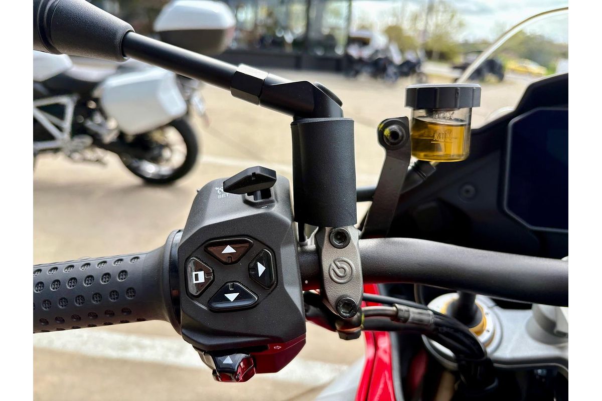 2025 Moto Guzzi V100 Mandello V100