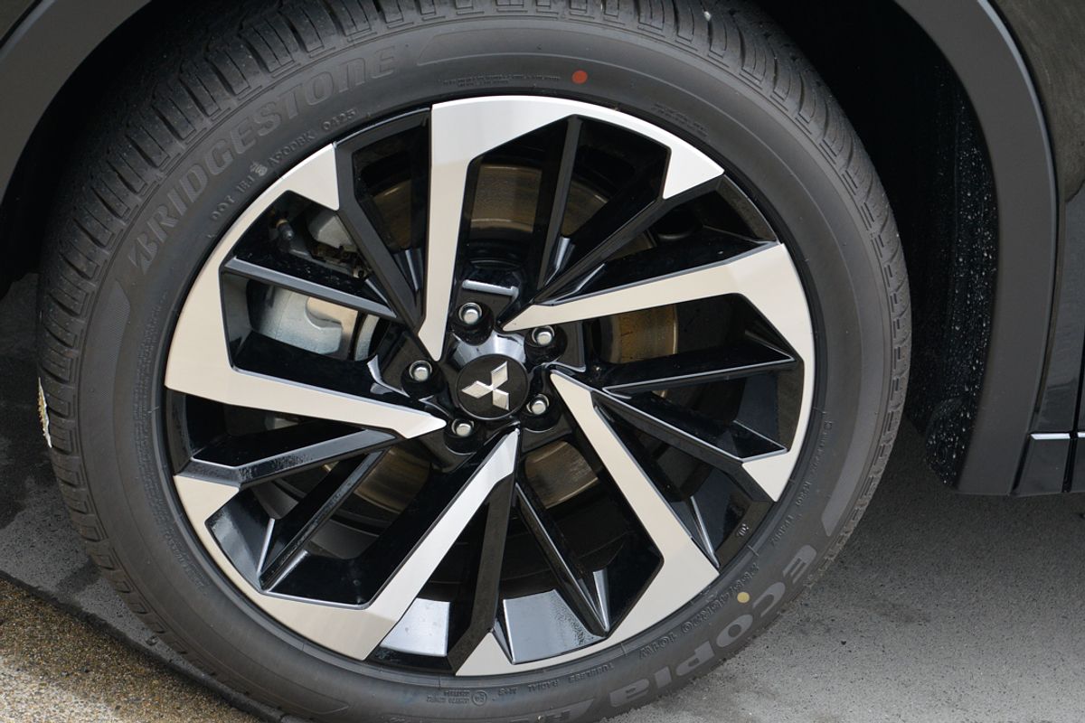 2025 Mitsubishi Outlander PHEV Exceed ZM