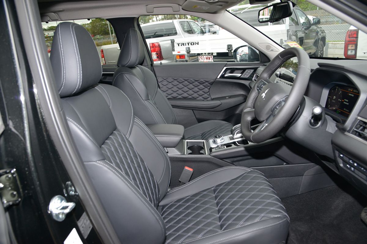 2025 Mitsubishi Outlander PHEV Exceed ZM