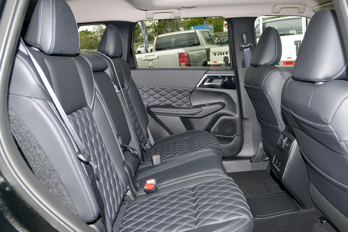 2025 Mitsubishi Outlander PHEV Exceed ZM