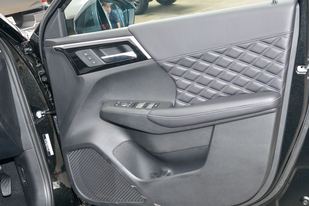 2025 Mitsubishi Outlander PHEV Exceed ZM