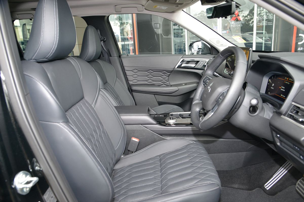 2025 Mitsubishi Outlander Exceed ZM