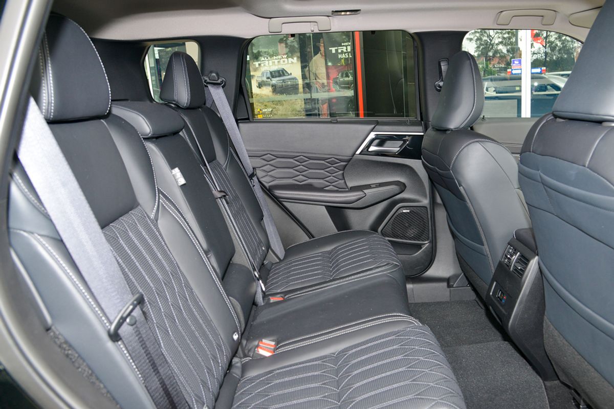 2025 Mitsubishi Outlander Exceed ZM