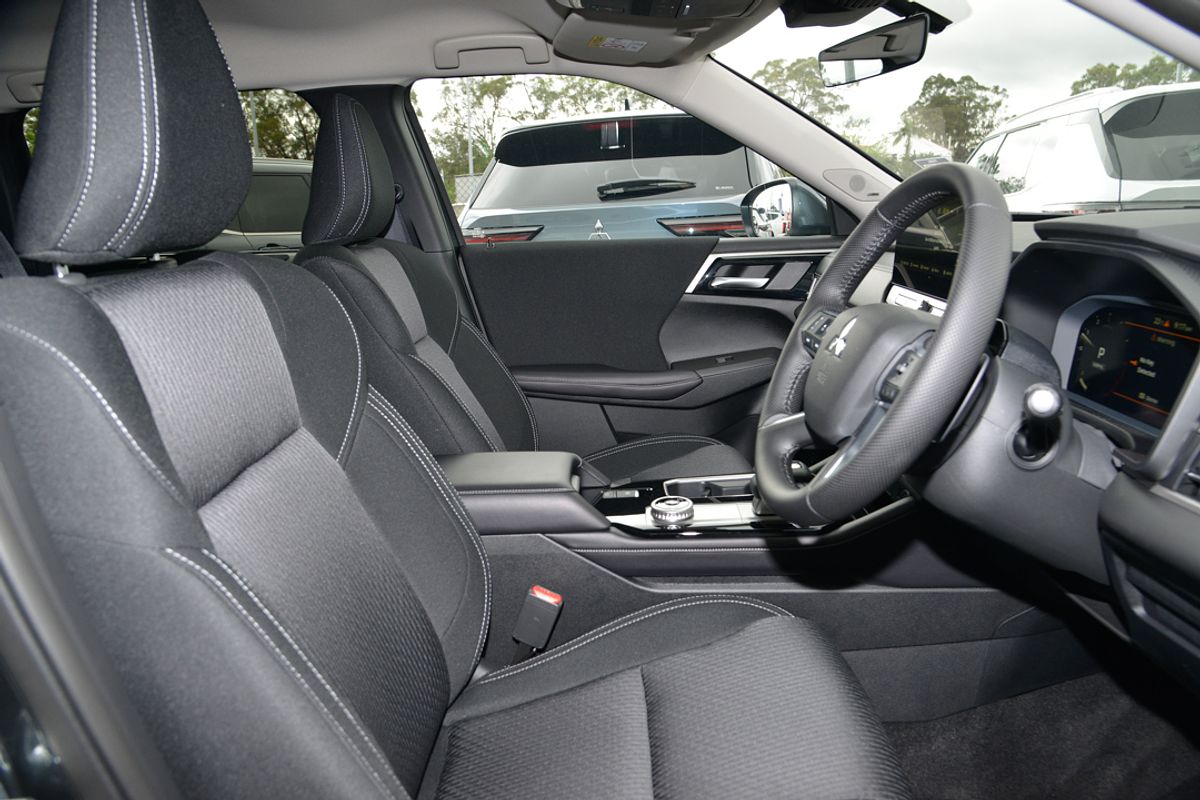 2025 Mitsubishi Outlander LS ZM