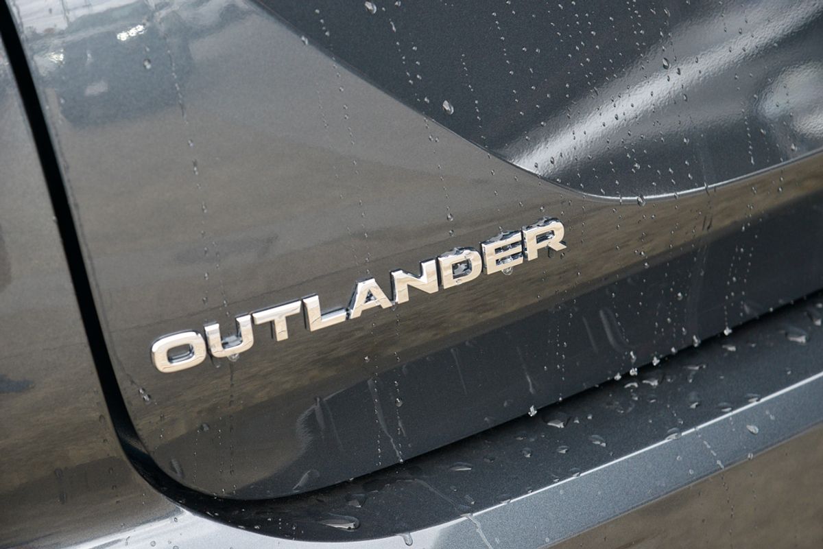 2025 Mitsubishi Outlander LS ZM